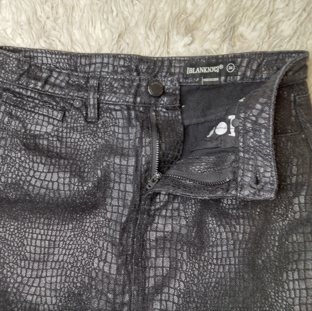 New Blank NYC Python Raw Hem Coated Denim A-line Mini Skirt Size 26 - Picture 10 of 12